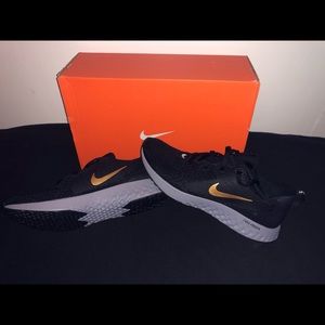 WOMENS NEW IN BOX NIKES SZ 11